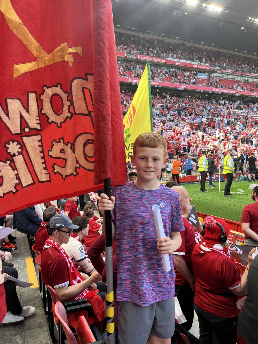 jaycooper2311's tweet photo. @LFC Lennon the flag bearer for Jurgen’s last game https://t.co/jO2a4MwX6m