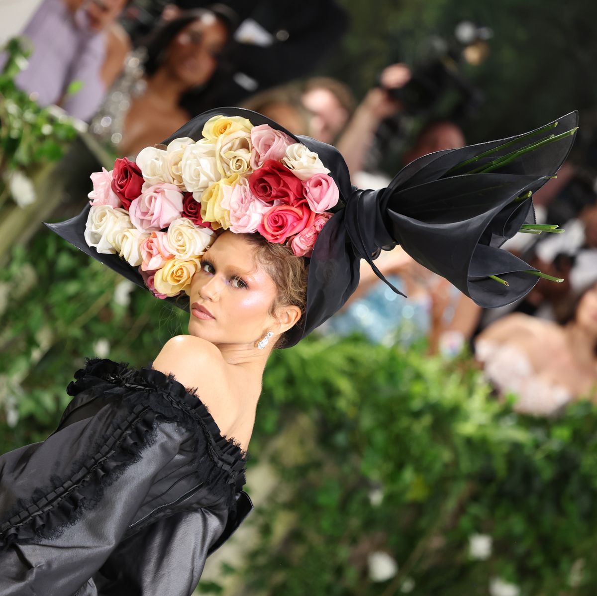 Runawayreveals's tweet photo. ✨ Star-studded elegance! Here are my top 5 jaw-dropping looks from the Met Gala 2024. Zendaya was the IT girl this season, still can't get over her 2 amazing looks! Fashion meets art, and these celebs nailed it! #MetGala2024 #FashionGoals #TopLooks 👗💫
Image credits: BAZAAR https://t.co/akp1HYpiIk