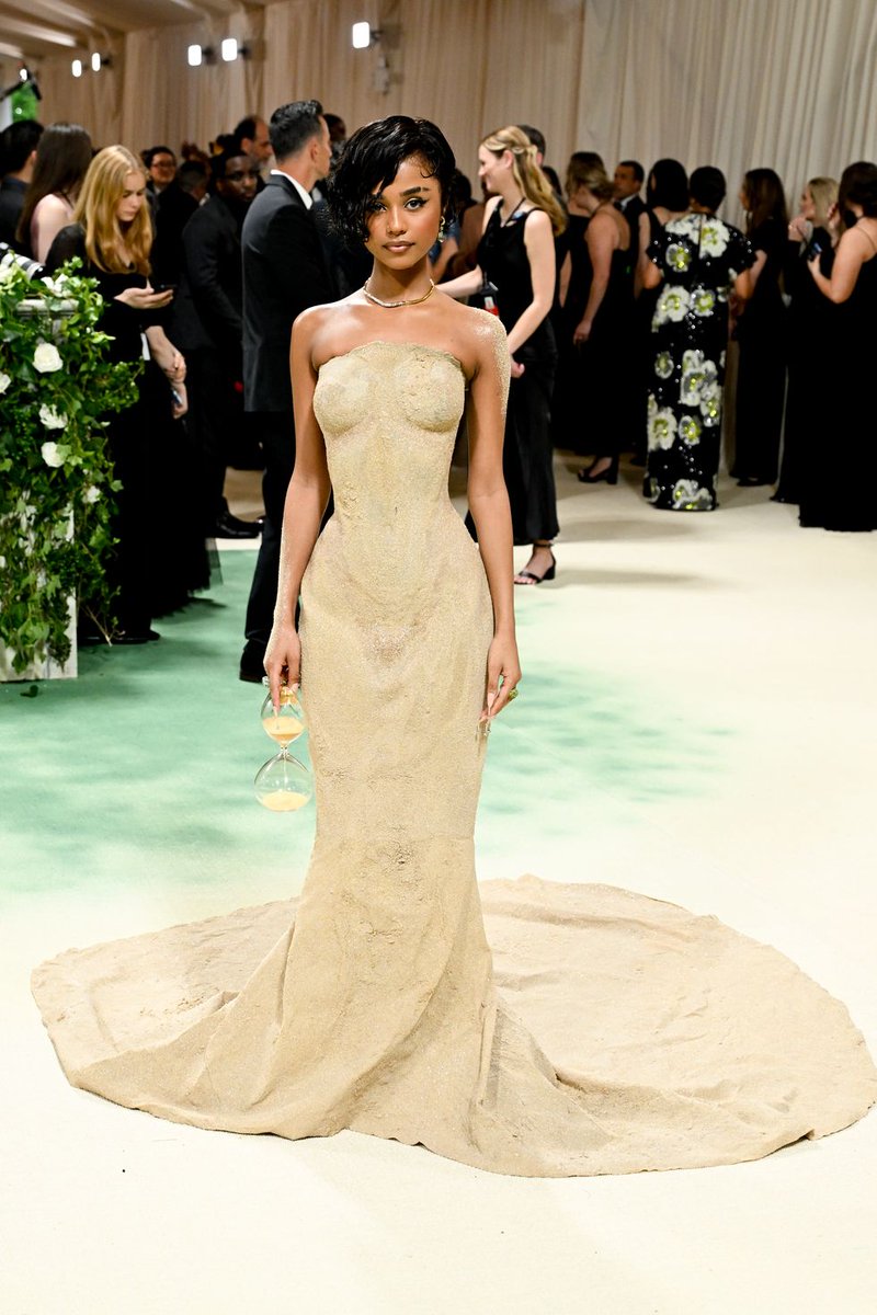 Runawayreveals's tweet photo. ✨ Star-studded elegance! Here are my top 5 jaw-dropping looks from the Met Gala 2024. Zendaya was the IT girl this season, still can't get over her 2 amazing looks! Fashion meets art, and these celebs nailed it! #MetGala2024 #FashionGoals #TopLooks 👗💫
Image credits: BAZAAR https://t.co/akp1HYpiIk