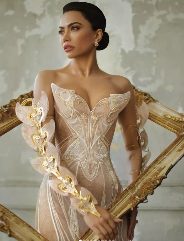 Runawayreveals's tweet photo. ✨ Star-studded elegance! Here are my top 5 jaw-dropping looks from the Met Gala 2024. Zendaya was the IT girl this season, still can't get over her 2 amazing looks! Fashion meets art, and these celebs nailed it! #MetGala2024 #FashionGoals #TopLooks 👗💫
Image credits: BAZAAR https://t.co/akp1HYpiIk