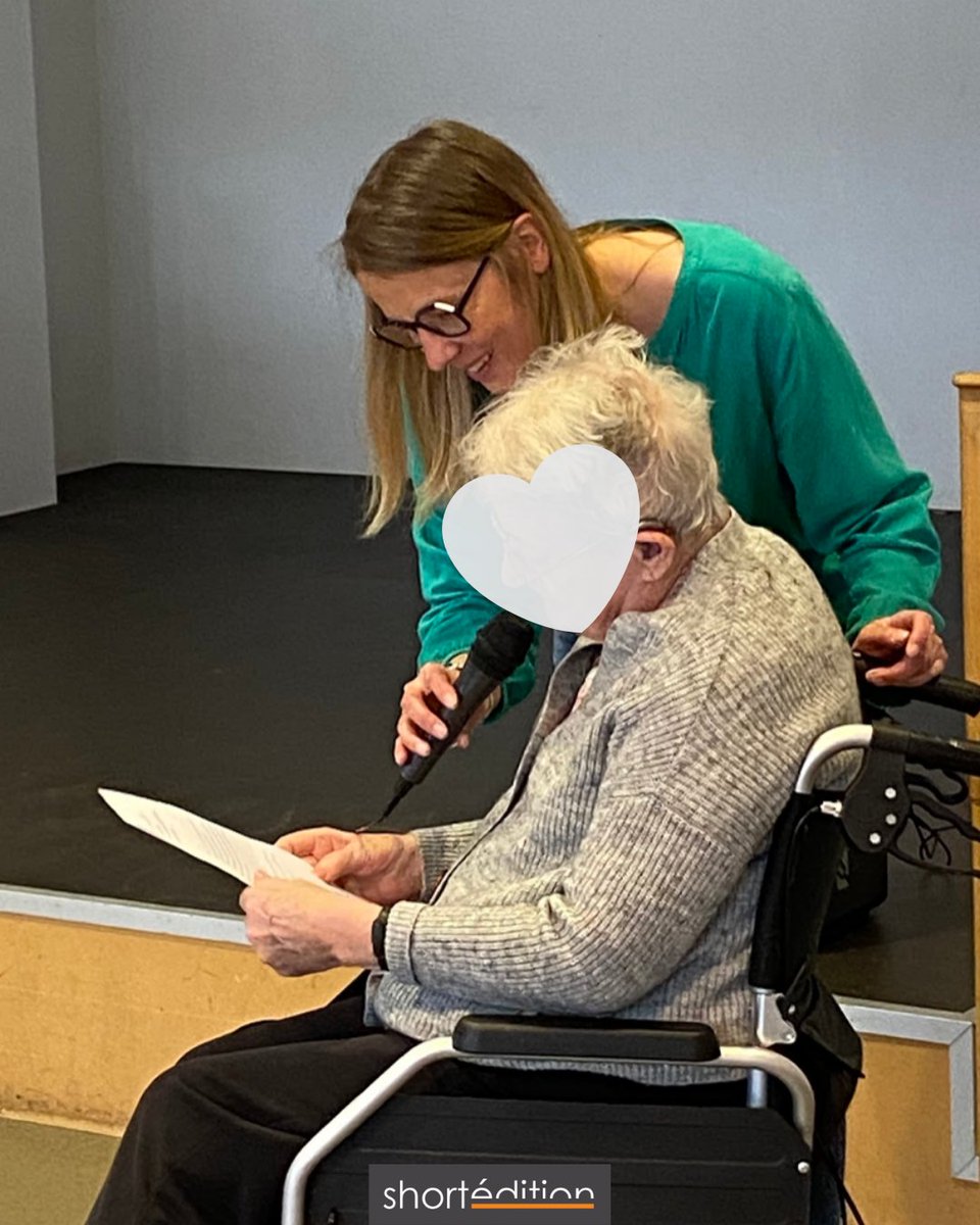 short_edition's tweet photo. Une séance de restitution particulièrement touchante, à l'EHPAD Landerneau 🙏 Les résidents ont partagé leurs écrits dans le cadre du Programme Nouvelles de l'Hôpital, sur le thème “Je me souviens”, en lien notamment avec leurs souvenirs culinaires 🍭 @CHU_Brest https://t.co/pn8NnjpDjA