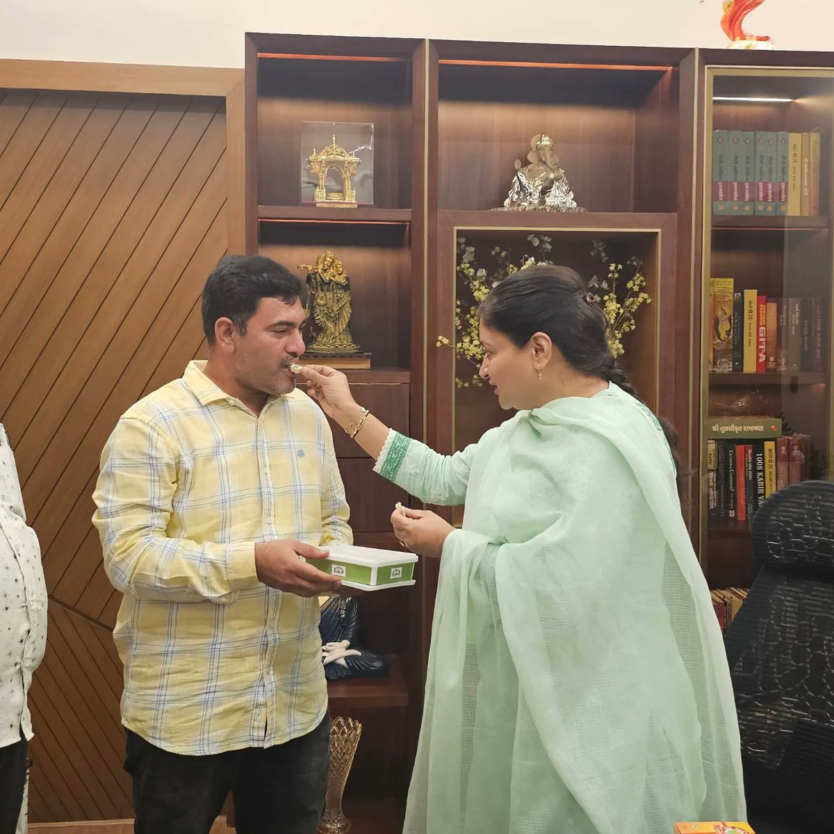ijiteshshingala's tweet photo. આજરોજ મારાં જન્મદિવસ નિમિત્તે જામનગર લોકસભાના સાંસદ અને સતત ત્રીજી વખત વિજેતા થયેલા બહેનશ્રી @PoonambenMaadam જીના આશિર્વાદ મેળવ્યા, તેમજ ઐતિહાસિક વિજયની શુભેચ્છાઓ પાઠવી.

#jamnagar #dwarka #Gujarat https://t.co/c7nDZn96hA