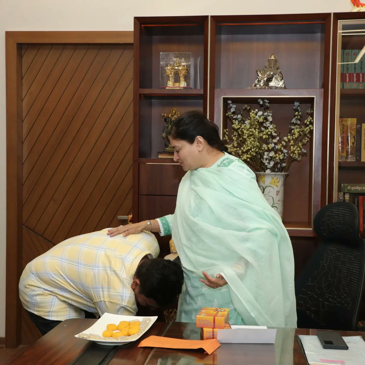 ijiteshshingala's tweet photo. આજરોજ મારાં જન્મદિવસ નિમિત્તે જામનગર લોકસભાના સાંસદ અને સતત ત્રીજી વખત વિજેતા થયેલા બહેનશ્રી @PoonambenMaadam જીના આશિર્વાદ મેળવ્યા, તેમજ ઐતિહાસિક વિજયની શુભેચ્છાઓ પાઠવી.

#jamnagar #dwarka #Gujarat https://t.co/c7nDZn96hA