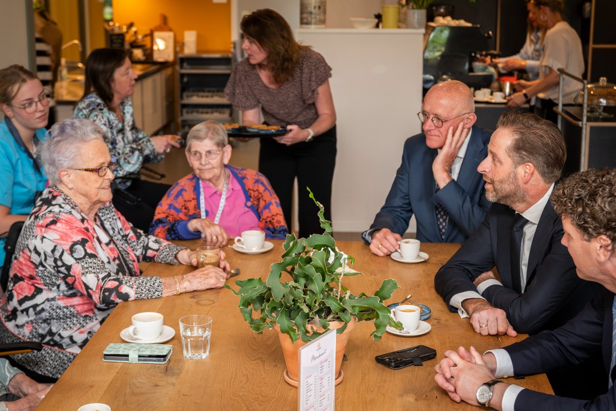 Volkshuisvesting is gemeenschappen bouwen. 
De samenleving is pas compleet als iedereen – starters, gezinnen, ouderen - er een plekje heeft. 
Dat doen ze hier in Barneveld heel goed. 
Bouwen van een wijk is hier bouwen aan een samenleving in het klein.