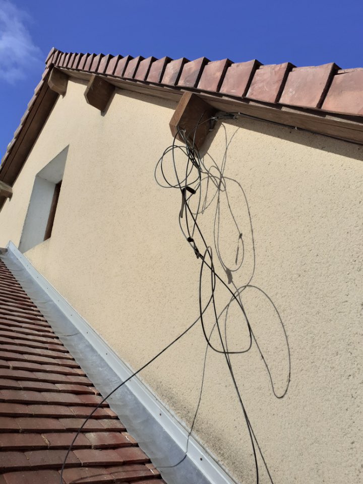 Daaaanaae's tweet photo. Le travail, apparemment terminé, des prestataires SFR chez ma grand-mère. 
En plus de problèmes depuis plus d’un mois avec la ligne téléphonique, de nombreux appels des habitants le signalant, personne ne se déplace, personne ne fait rien. 
Vous trouvez ça normal? 
@SFR @SFR_SAV https://t.co/QGjOGYZurH