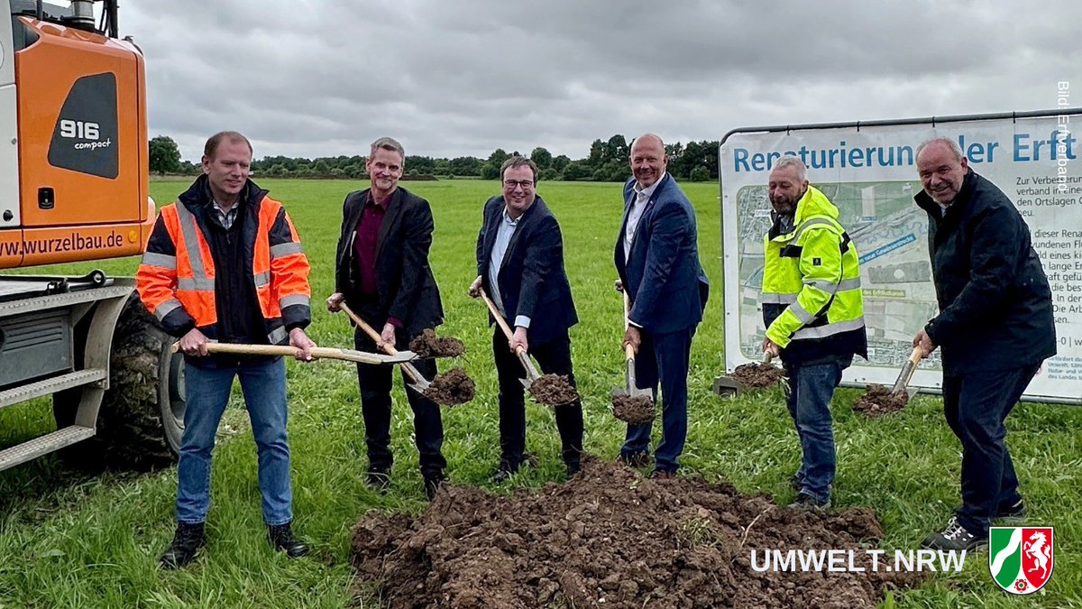 UmweltNRW's tweet photo. Auf Einladung des #Erftverband war Minister @Oliver_Krischer heute beim Spatenstich zur #Renaturierung der #Erft dabei. Mit unserer Unterstützung wird der Fluss naturnah umgestaltet💧🦋- für mehr #BlaueInfrastruktur, #Artenschutz &amp; besseren Schutz vor #Hochwasser! 
#wirbewegenNRW https://t.co/aetU5SGxPe