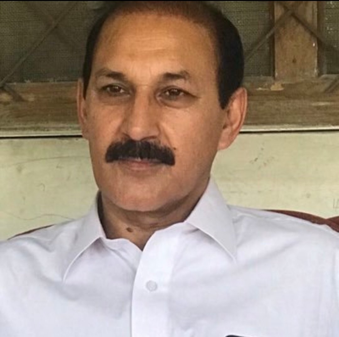 AYousufpk's tweet photo. وتعز من تشاء و تذل من تشاء ۔ 
بے داغ اور سچی صحافت! 
صحافت میں ابھرتا نام جنکے صحافی تو صحافی چیف جسٹس آف پاکستان جسٹس قاضی فائز عیسیٰ صاحب بھی بڑے فین نکلے ۔
جناب حماد حسن صاحب @HammadHassan30

واقعی اگر انسان سچائی پر ڈٹ جائے تو اللہ تعالیٰ کے ھاں مقام کے علاؤہ مخلوق کے دل میں محبت کا مقام بنا لیتا ھے اور مخلوق انکی گرویدہ بن جاتی ھے حماد حسن صاحب کے ساتھ بھی یہی معاملہ ھے کہ انکی سچی صحافت کی وجہ سے بہت کم وقت میں انہوں نے بڑا نام ھی نہیں کمایا بلکہ لوگوں کے دلوں کو اپنی طرف مائل کیا ۔ 

ابھی قوٹ ٹوئیٹ کے بعد مجھے پتا چلا کہ جسٹس قاضی فائز عیسیٰ صاحب نے صحافیوں کے سامنے آن ریکارڈ یہ بات کہی کہ میں حماد سے بہت ایمپریس ھوں انکو سنتا بھی ھوں یہ دلائل اور تاریخی حوالوں سے بات کرتے ھیں ۔ 

اور اس میں کوئی شک نہیں کہ ملک کی نامور سیاسی اور سماجی شخصیات انکی سچائی کی وجہ انکو سنتی اور انتہائی پسند کرنے کے علاوہ انکی بہت بڑی فین بھ�� ھے ۔ 
ویسے صحافی دوسرے صحافیوں کو کم ھی پسند کرتے ھیں ۔ 

پچھلے دنوں ایک ویلاگ میں بڑے نامور ویلاگر ھیں وہ بھی انکی بڑی تعریف کر رھے تھے جبکہ ایسا کرنا کسی کے لیے بھی مشکل ھوتا ھے کیونکہ اپنی ریٹنگ خراب ھونے کا خدشہ ھوتا ھے ۔ 

مگر حماد حسن صاحب کی تعریف و توصیف کیے بغیر انسان رہ نہیں سکتا ۔ 
یہ انکی انفرادی خصوصیات ھیں جو انہیں دوسروں سے ممتاز کیے ھوئی ھیں ۔ 
اللہ تعالیٰ انکو حق ، سچ پر استقامت نصیب فرمائے اور نظر بد سے محفوظ فرمائے آمین ،