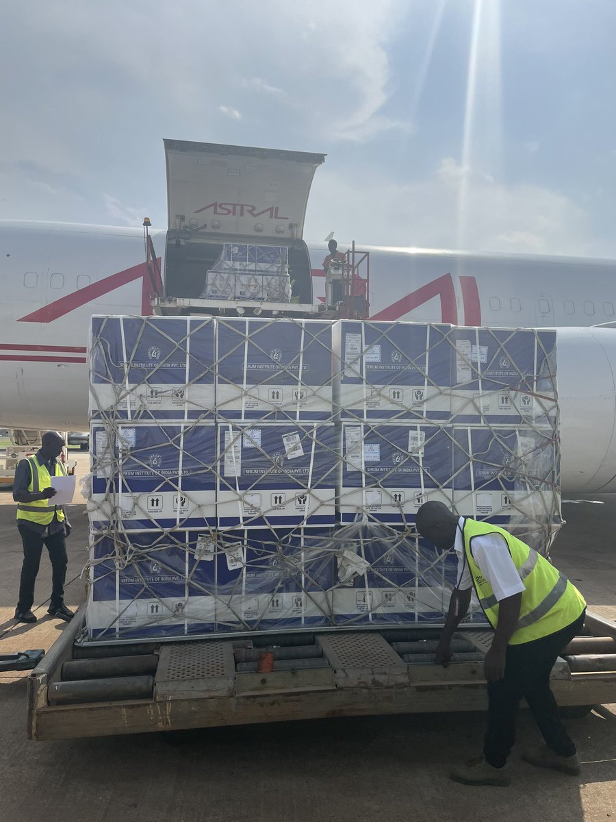 hgray321's tweet photo. Exciting to welcome the new R21 #malaria #vaccine to 🇸🇸 with @DiploDevBeth &amp; looking forward to it rolling out soon &amp; seeing child mortality ⬇️. https://t.co/sAHTfLHeZj