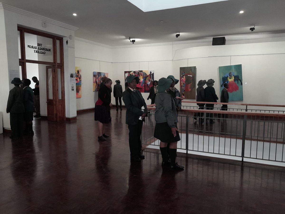 BYOgallery's tweet photo. 𝗚𝗨𝗜𝗗𝗘𝗗 𝗧𝗢𝗨𝗥 𝗔𝗟𝗘𝗥𝗧
@BYOgallery is hosting #TownsendHighSchool for a guided tour. There are 50 students & 3 teachers. Exhibitions on display are #Consience by #CharlesNkomo #RiteOfPassage by #PiyaliGhosh & #UniqueFormsOfCharactersAndObjectForm by #KnoxChimbetete. https://t.co/kLnaDaYTWY