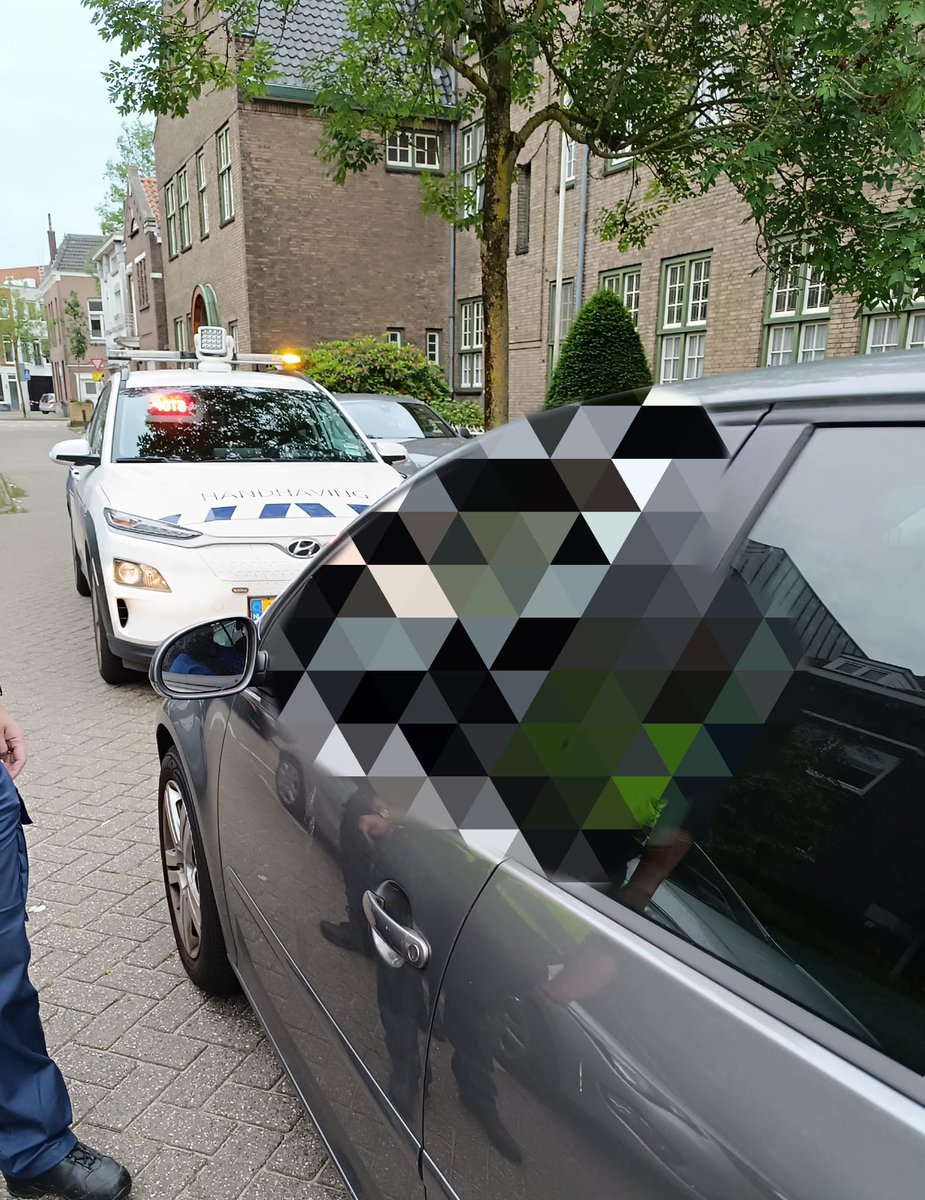 Gisteren tijdens onze avonddienst werden wij aangesproken door een bewoner van de Vincentiusstraat. Vanwege de afzetting op de Stationsstraat zouden auto’s tegen het verkeer in rijden. Collega’s zijn ter plaatse gegaan en hebben zij in een korte tijd 4 overtreders bekeurd.