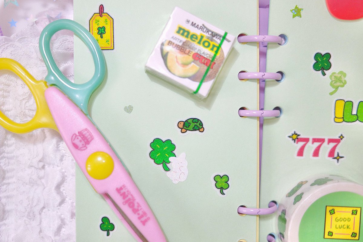 행운 잔뜩 클로버 키스컷 🍀
6/14에 스토어에서 만나요!