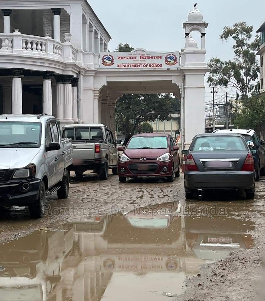 बालेन सङ्ग बदलाको भाब राख्ने सडक बिभागको हरिबिजोक हेरौं।
 न्युरोड टाल्नुको सट्टा यतै टालेको भए हुने नि..!?
      खड्ग ओलीका झोले हरुका आँखा फुट्या त छैन होला नि...!?
😡😡
🍌🍌