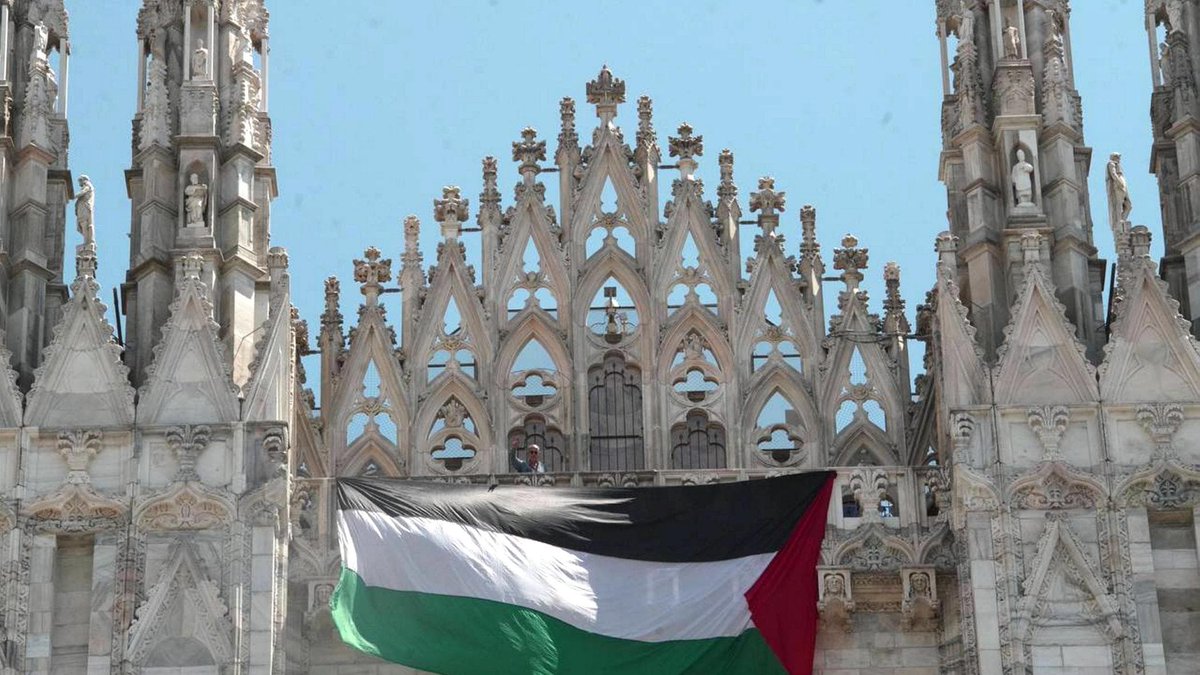 europaverde_it's tweet photo. Stefano #Apuzzo, candidato alle Europee con #AlleanzaVerdiSinistra ha affisso la bandiera della #Palestina sul Duomo di Milano.
#cessateilfuoco https://t.co/1iuzf9wESu