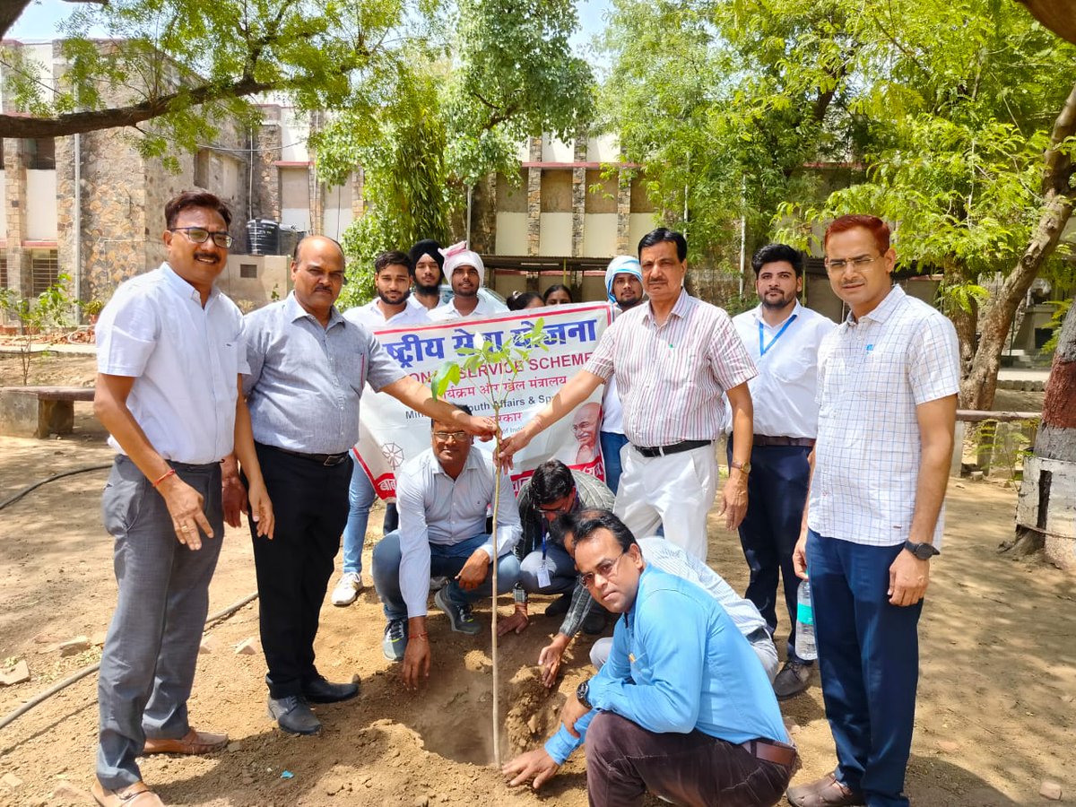 DrMaheshGothwal's tweet photo. #पर्यावरण_दिवस
#Environment_Day
#पर्यावरण_दिवस के अवसर पर आज वृक्षारोपण किया गया। https://t.co/HPzWjgrdeP