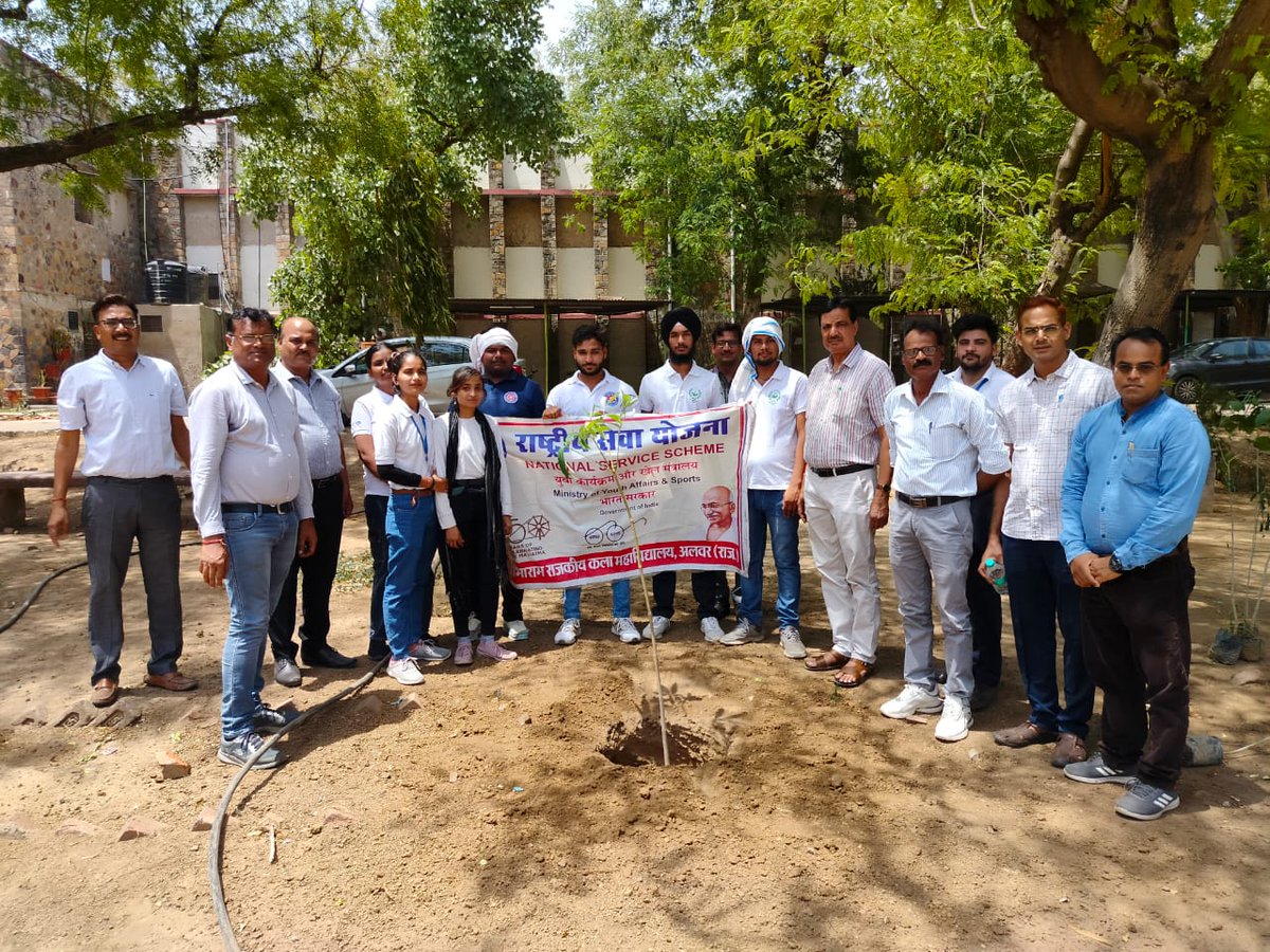 DrMaheshGothwal's tweet photo. #पर्यावरण_दिवस
#Environment_Day
#पर्यावरण_दिवस के अवसर पर आज वृक्षारोपण किया गया। https://t.co/HPzWjgrdeP
