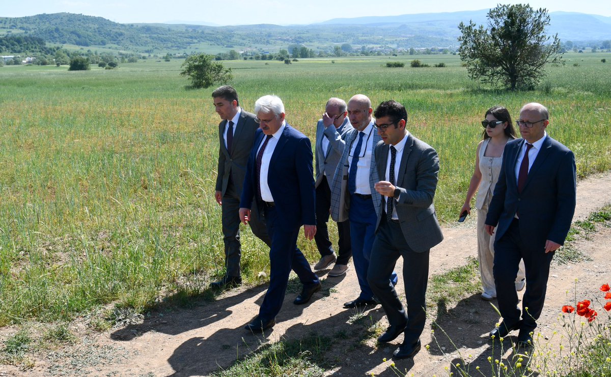 boluvaliligi's tweet photo. 📌 Yeniçağa Organize Sanayi Bölgesi Değerlendirme Toplantısı 

Valimiz Sayın @Erkan_Kilic14'ın başkanlığında, Yeniçağa Organize Sanayi Bölgesi (OSB) Değerlendirme Toplantısı gerçekleştirildi.

Toplantıda, ilimize ve ilçemize katma değer sağlayacak, milli kalkınmamıza güç katacak Yeniçağa OSB'nin genel bilgileri, kamulaştırma işlemlerinin mevcut durumu, süreçle ilgili yürütülmesi planlanan çalışmalar görüşüldü.

Valimiz Sayın Erkan Kılıç, Değerlendirme Toplantısı sonrası Yeniçağa Organize Sanayi Bölgesi yapılması için kamulaştırma çalışmalarının devam ettiği arazide incelemelerde bulundu; yetkililerden bilgiler aldı.