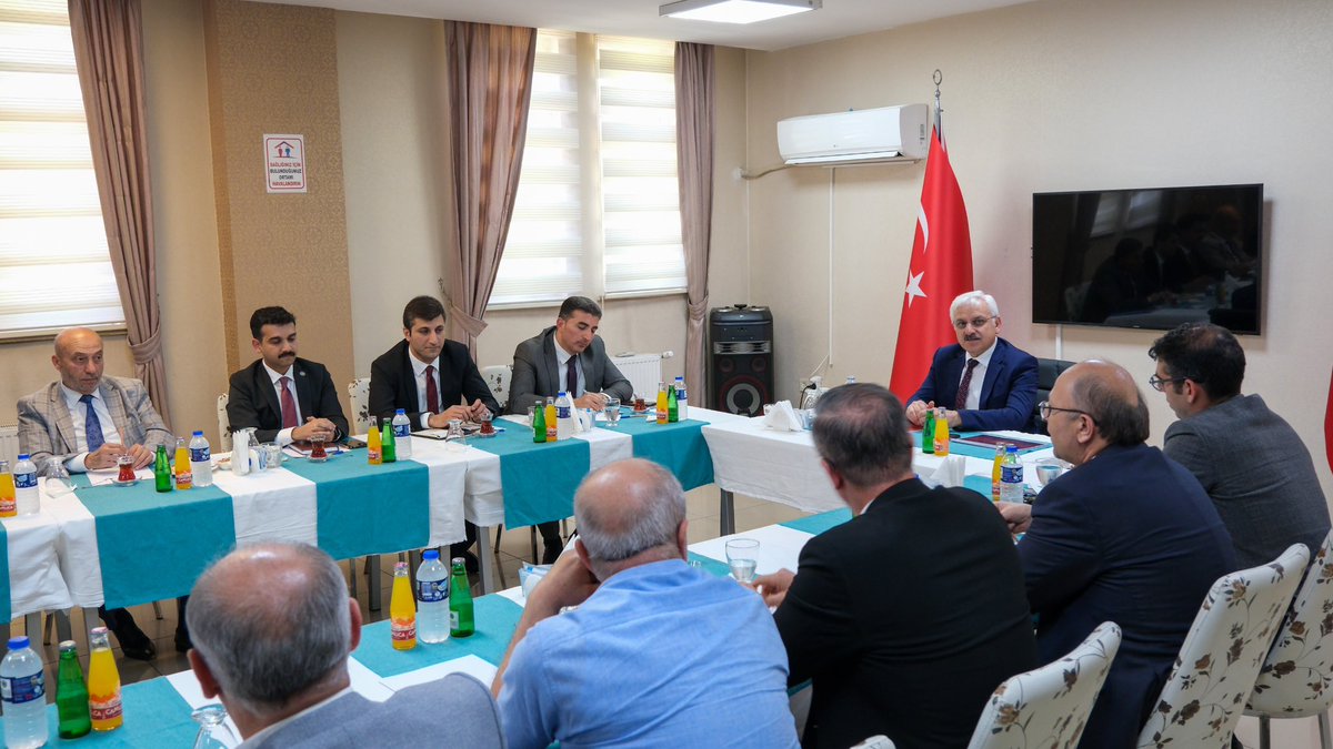 boluvaliligi's tweet photo. 📌 Yeniçağa Organize Sanayi Bölgesi Değerlendirme Toplantısı 

Valimiz Sayın @Erkan_Kilic14'ın başkanlığında, Yeniçağa Organize Sanayi Bölgesi (OSB) Değerlendirme Toplantısı gerçekleştirildi.

Toplantıda, ilimize ve ilçemize katma değer sağlayacak, milli kalkınmamıza güç katacak Yeniçağa OSB'nin genel bilgileri, kamulaştırma işlemlerinin mevcut durumu, süreçle ilgili yürütülmesi planlanan çalışmalar görüşüldü.

Valimiz Sayın Erkan Kılıç, Değerlendirme Toplantısı sonrası Yeniçağa Organize Sanayi Bölgesi yapılması için kamulaştırma çalışmalarının devam ettiği arazide incelemelerde bulundu; yetkililerden bilgiler aldı.