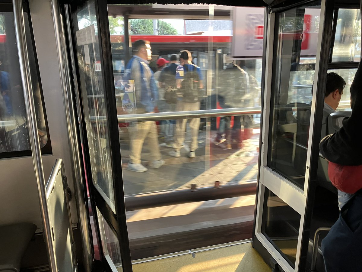 _aslo's tweet photo. Metrobús circula con puerta abierta poniendo en riesgo a los usuarios. 
Tramo río bamba a deportivo 18 de marzo dirección Villa de Aragón número económico 710 07:00hrs https://t.co/mSRMFpDvDn
