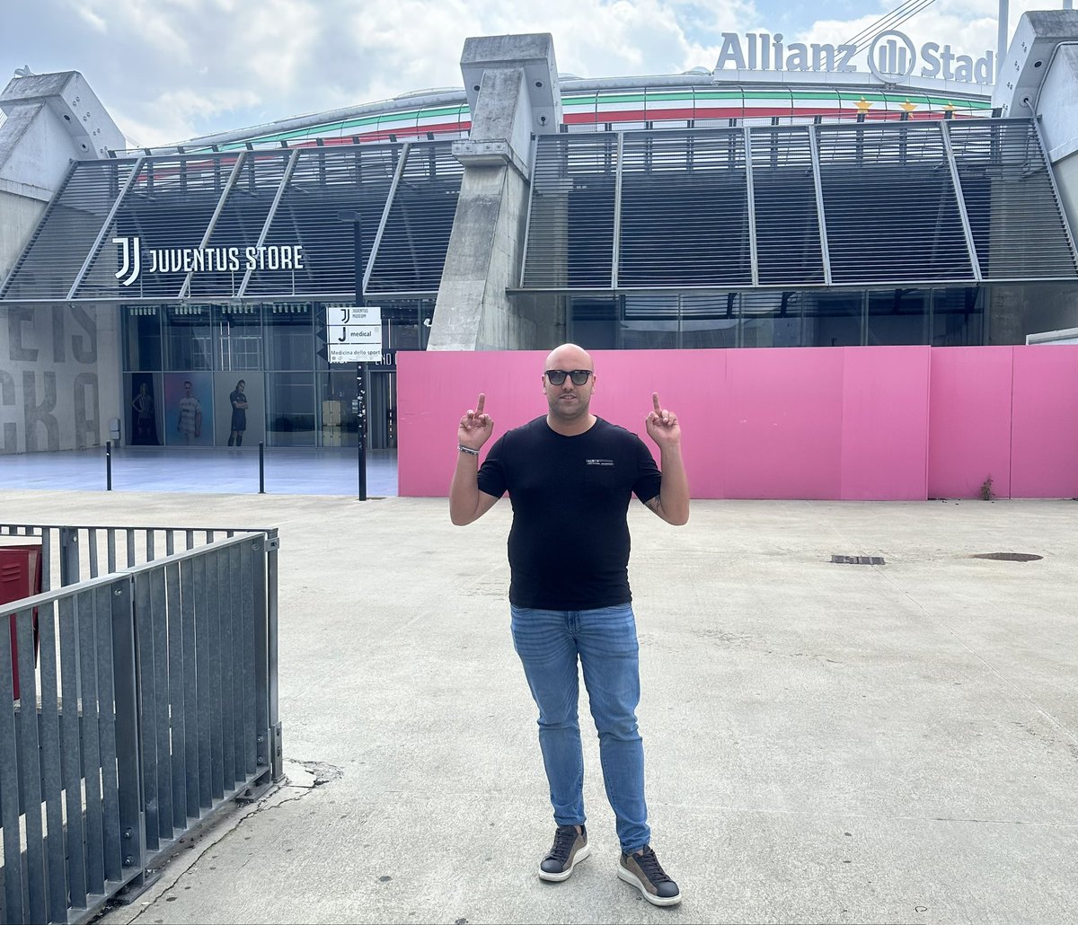 Francescone29's tweet photo. Ero di passaggio, che fai non fai una foto.?       
#juvemerda https://t.co/49LbEA0gy2