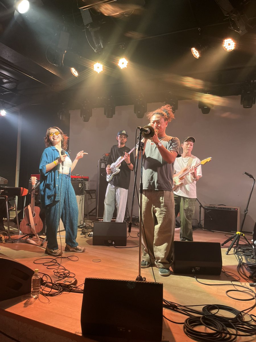 ddc017WE71JSKuH's tweet photo. 先月26日に行われた #TheBUNDLE
月日は過ぎていくけれどまだ余韻がしっかり残っています♪
2番目登場の #FiJA Band🙌
しっとりvoiceの歌声とサウンドが心の奥まで刺さって抜けない〜😌🩵
ステージでの存在感、楽しむ姿もハンパなく、バンドリーダーとしてのFiJAさんにも魅了されました😍✨ https://t.co/NsPumGC3V7