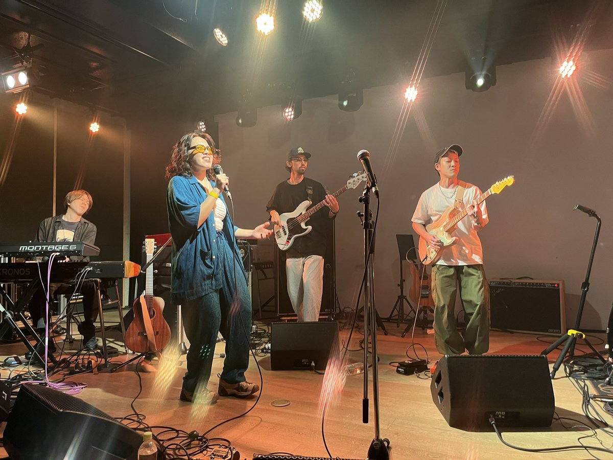 ddc017WE71JSKuH's tweet photo. 先月26日に行われた #TheBUNDLE
月日は過ぎていくけれどまだ余韻がしっかり残っています♪
2番目登場の #FiJA Band🙌
しっとりvoiceの歌声とサウンドが心の奥まで刺さって抜けない〜😌🩵
ステージでの存在感、楽しむ姿もハンパなく、バンドリーダーとしてのFiJAさんにも魅了されました😍✨ https://t.co/NsPumGC3V7