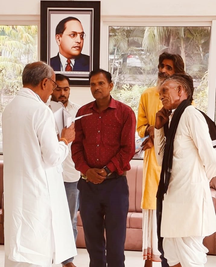 दिग्विजय सिंह जी जनसेवा से कभी पीछे नहीं हटते, चुनाव की हार उनके कर्तव्यों पर भारी पड़ जाए ऐसा हो ही नही सकता। आज भोपाल स्थित निवास पर उनसे मिलने आए लोगों से वे सहजता से मिले, पूरी बात सुनी और कहा कि पूरी मदद करेंगे। यही जज्बा जनसेवा के लिए चाहिए।

#दिल_से_दिग्विजय