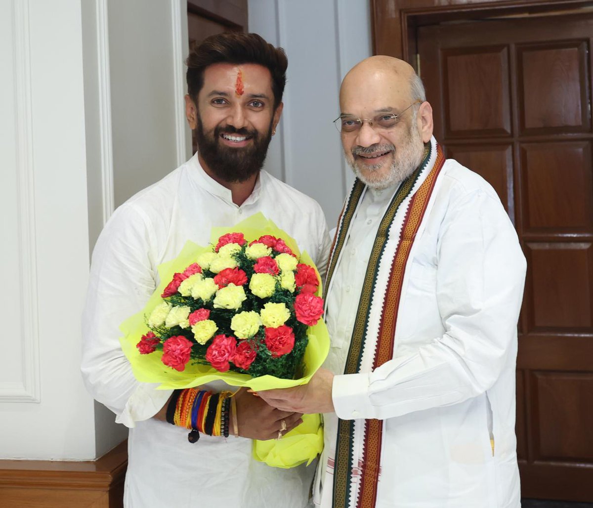 iChiragPaswan's tweet photo. आज नई दिल्ली में राष्ट्रीय जनतांत्रिक गठबंधन (एनडीए) की बैठक में शामिल हुआ। इस दौरान प्रधानमंत्री आदरणीय श्री @narendramodi जी को सर्वसम्मति से पुनः एनडीए का नेता चुना गया। मुझे प्रधानमंत्री के नेतृत्व पर पूर्ण भरोसा है। प्रधानमंत्री जी के नेतृत्व में देश सर्वांगीण विकास करेगा। विकसित भारत के संकल्प को पूरा करने के लिए एनडीए सरकार प्रतिबद्ध है।