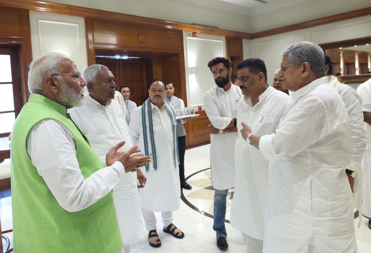 iChiragPaswan's tweet photo. आज नई दिल्ली में राष्ट्रीय जनतांत्रिक गठबंधन (एनडीए) की बैठक में शामिल हुआ। इस दौरान प्रधानमंत्री आदरणीय श्री @narendramodi जी को सर्वसम्मति से पुनः एनडीए का नेता चुना गया। मुझे प्रधानमंत्री के नेतृत्व पर पूर्ण भरोसा है। प्रधानमंत्री जी के नेतृत्व में देश सर्वांगीण विकास करेगा। विकसित भारत के संकल्प को पूरा करने के लिए एनडीए सरकार प्रतिबद्ध है।
