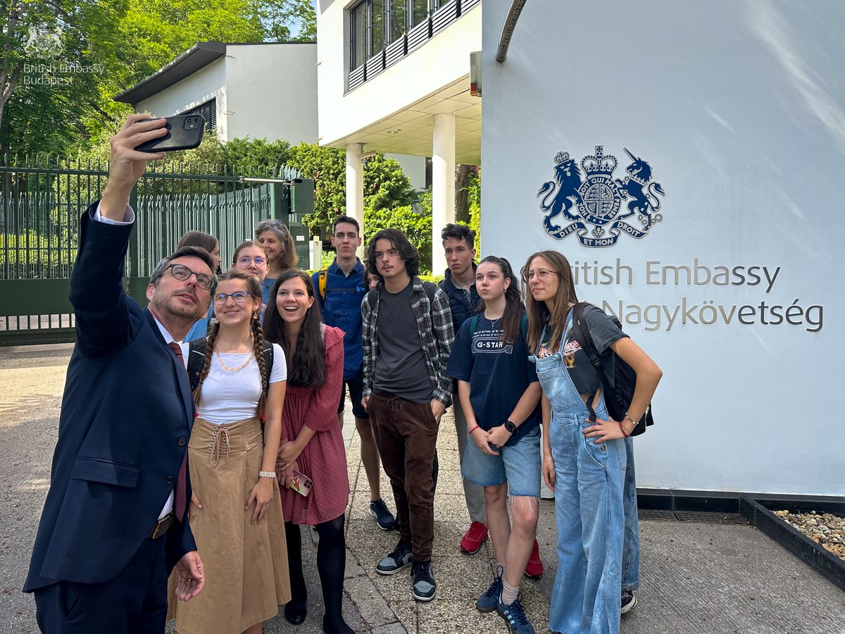 ukinhungary's tweet photo. Students from Lutheran High School of Deák Square & Fülöpjakab Primary School visited us to learn about the Embassy’s work first-hand. They met with 2nd Secretary Leslie Hayler & had the opportunity to learn about His Majesty’s #DiplomaticService & life within an embassy. 🇬🇧🇭🇺🧑🎓 https://t.co/og0YUZRiiH