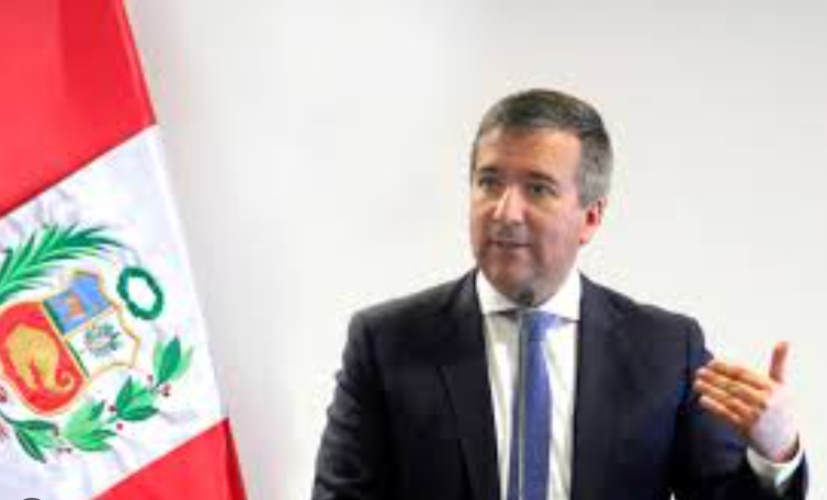 romerocaroperu's tweet photo. Pro chino
Crecen los rumores sobre los inmensos intereses para remover de su cartera al ministro Raúl Pérez Reyes, principalmente vinculados al puerto de Chancay. No le perdonarían que haya opinado que para el Perú no es prioritario el tren Brasil-Chancay y que no lo financiaríamos. Los chinos esperaban que el gobierno financiara dicho proyecto, que para ellos es imprescindible. Y aparentemente un sector del gobierno estaría de acuerdo con el punto de vista chino. Ya sería el colmo que en el viaje de Boluarte a China se decida financiar dicho multimillonario proyecto. Lo que podría intensificar la intensa campaña mediática sobre la dicho tren . Si los principales beneficiados de ese tren serían China y Brasil, que sean ellos los que financien el proyecto. Si Chancay es una inversión y empresa privada, pues a sus accionistas les corresponde financiar el tren. Pronto se intensificaría la campaña mediática. ¿Quieren poner a un ministro de Transportes pro chino?