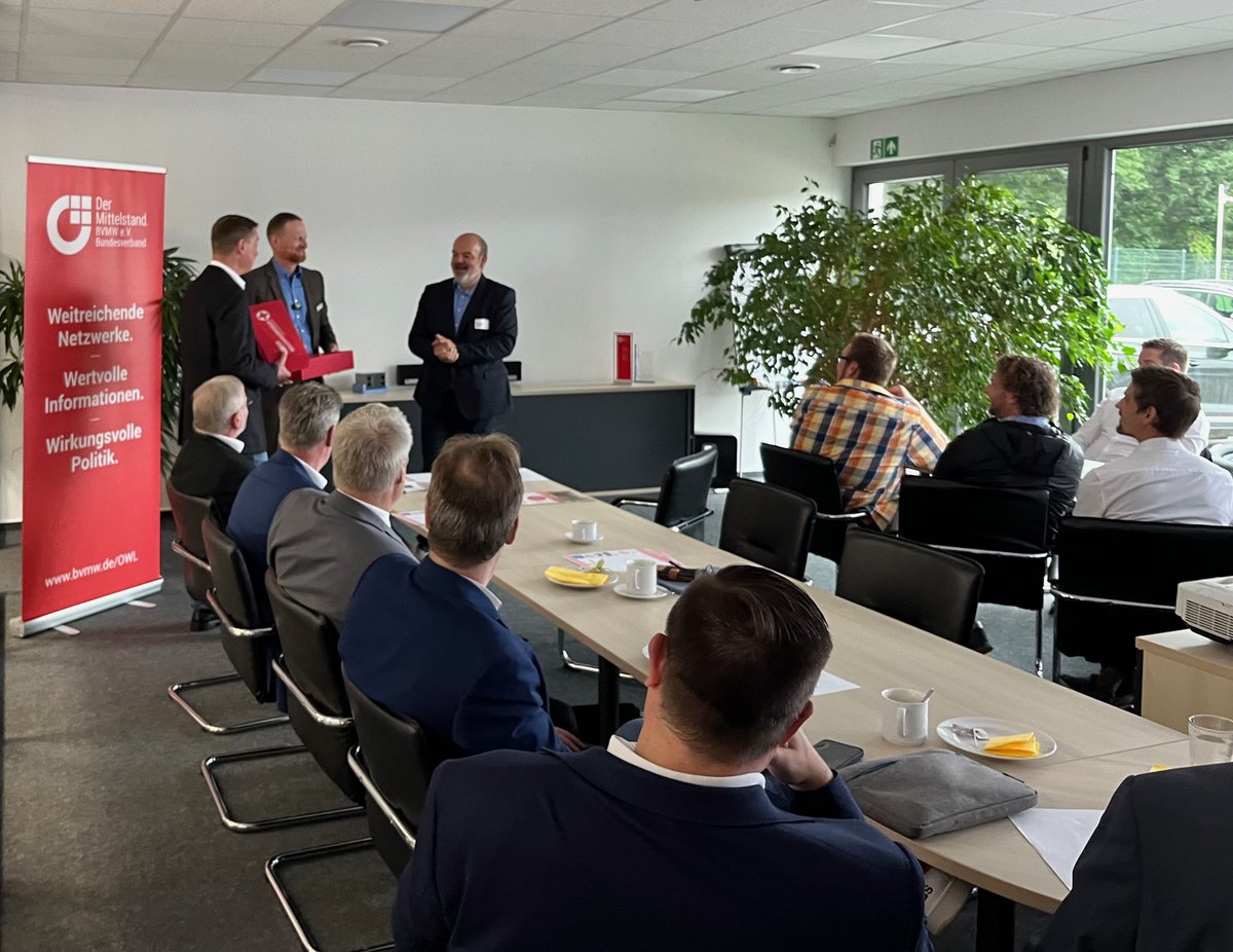 VegaSystemsPB's tweet photo. Volles Haus heute im Network Center!... 
Unternehmer-Frühstück vom #BVMW Paderborner Land. Mit Infos rund um nachhaltiges Serverhousing, inkl. Führungen im #Rechenzentrum. Und Infos zu Prozessoptimierung der E-Rechnungspflicht durch KI mit der SideStep Business Solutions GmbH. https://t.co/hI9D2Rl2lB