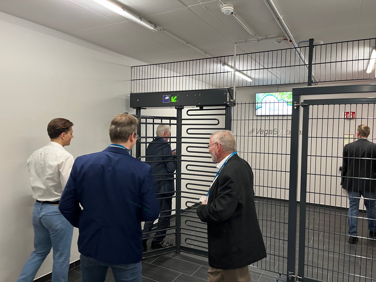 VegaSystemsPB's tweet photo. Volles Haus heute im Network Center!... 
Unternehmer-Frühstück vom #BVMW Paderborner Land. Mit Infos rund um nachhaltiges Serverhousing, inkl. Führungen im #Rechenzentrum. Und Infos zu Prozessoptimierung der E-Rechnungspflicht durch KI mit der SideStep Business Solutions GmbH. https://t.co/hI9D2Rl2lB