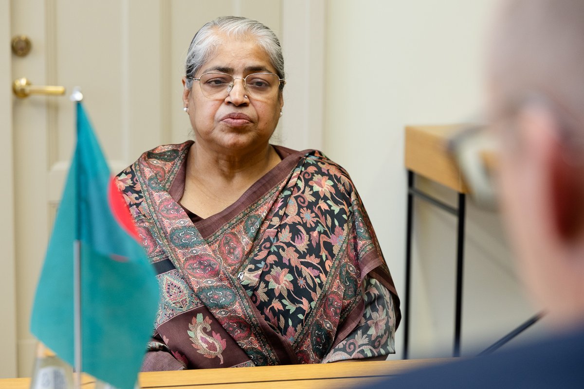 Valsts sekretārs @andrispelss, tiekoties ar Bangladešas 🇧🇩 vēstnieci Sultānu Lailu Husainu viņas atvadu vizītē Rīgā 🇱🇻, pārrunā divpusējo sadarbību un tās nākotnes virzienus, īpaši politisko un ekonomisko kontaktu nozīmi, kā arī izglītību un zinātni. ➡️ mfa.gov.lv/lv/jaunums/val…