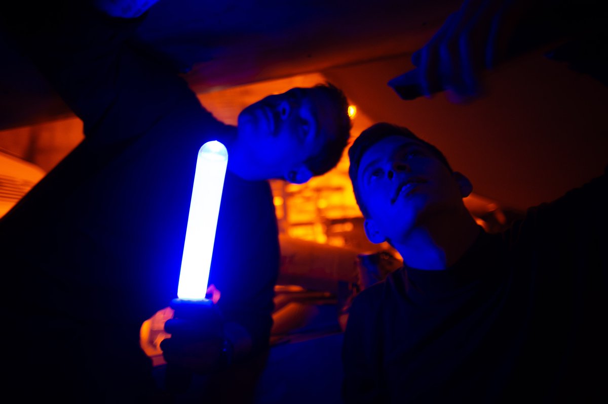 TheCVN69's tweet image. ✈️🔧 Even on a regular Wednesday in the Red Sea these Aviation Electrician’s Mates aboard #MightyIKE keep our birds soaring high and our missions on track. Whether they’re from the embarked commands or ship’s company, we appreciate all their hard work. #WeLikeIKE  @flynavy  ✈️🔧