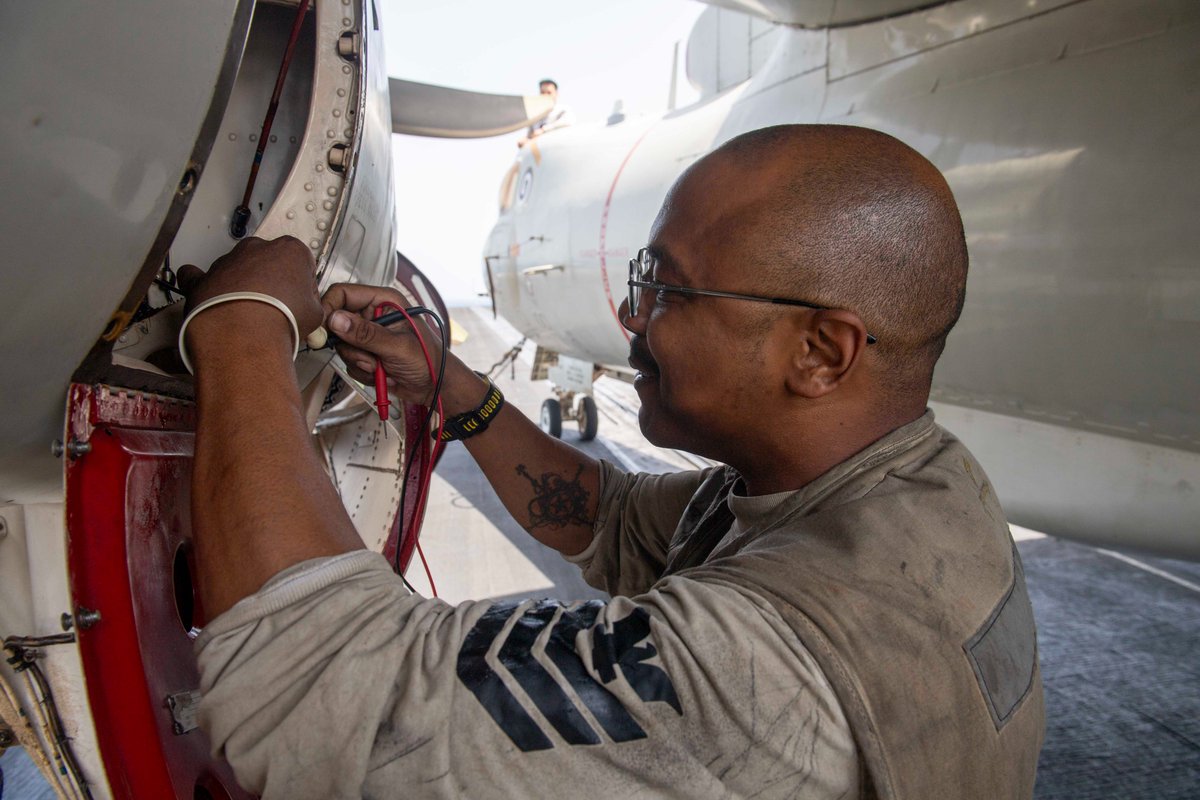 TheCVN69's tweet image. ✈️🔧 Even on a regular Wednesday in the Red Sea these Aviation Electrician’s Mates aboard #MightyIKE keep our birds soaring high and our missions on track. Whether they’re from the embarked commands or ship’s company, we appreciate all their hard work. #WeLikeIKE  @flynavy  ✈️🔧