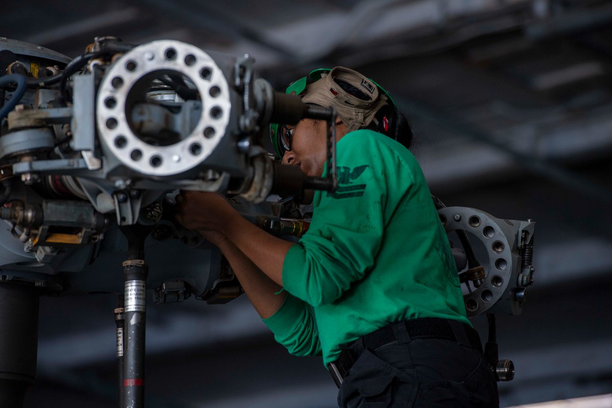 TheCVN69's tweet image. ✈️🔧 Even on a regular Wednesday in the Red Sea these Aviation Electrician’s Mates aboard #MightyIKE keep our birds soaring high and our missions on track. Whether they’re from the embarked commands or ship’s company, we appreciate all their hard work. #WeLikeIKE  @flynavy  ✈️🔧