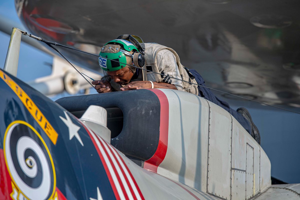 TheCVN69's tweet image. ✈️🔧 Even on a regular Wednesday in the Red Sea these Aviation Electrician’s Mates aboard #MightyIKE keep our birds soaring high and our missions on track. Whether they’re from the embarked commands or ship’s company, we appreciate all their hard work. #WeLikeIKE  @flynavy  ✈️🔧