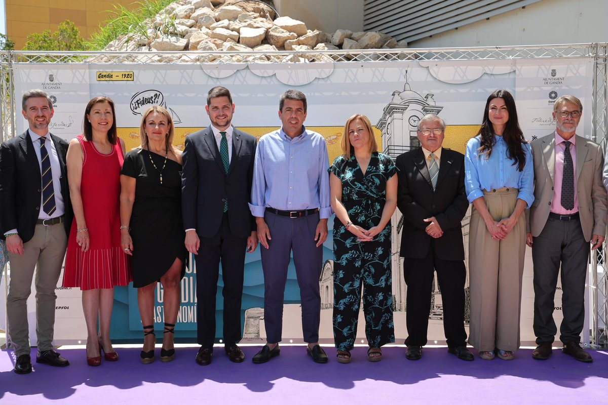 👥 El president de la Generalitat, @carlos_mazon_, assistix a la 49 edició del Concurs Internacional de #Fideuà 🍽🏅 de Gandia 📋 breu.gva.es/b/u5mx74Rjq8 #LExquisitMediterrani🥘