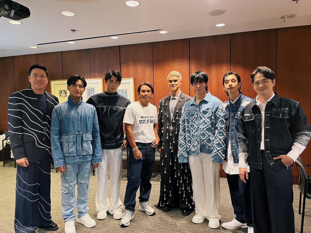 bgyo_ph's tweet photo. A moment backstage with the man of the hour🙌 Maraming salamat muli at congratulations @bangpineda on a great show! #STATEofBANG 💙🎾 

BGYO STATE OF BANG
#BGYO_Gigil #BGYO https://t.co/8QlVzcCgx8