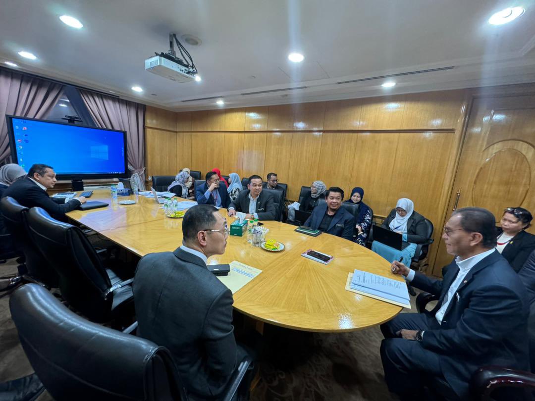 Ini pula gambar sekitar perbincangan yang diadakan semalam yang hanya tamat hampir jam 8 malam! Alhamdulillah Kabinet telah MELULUSKAN secara prinsip Pindaan Akta 50 ini yang bakal menamatkan polemik Parallel Pathway. InshaA YBMK <a href="/DrDzul/">Dzulkefly Ahmad</a> akn bentang di Parlimen sesi ini. Doakan!