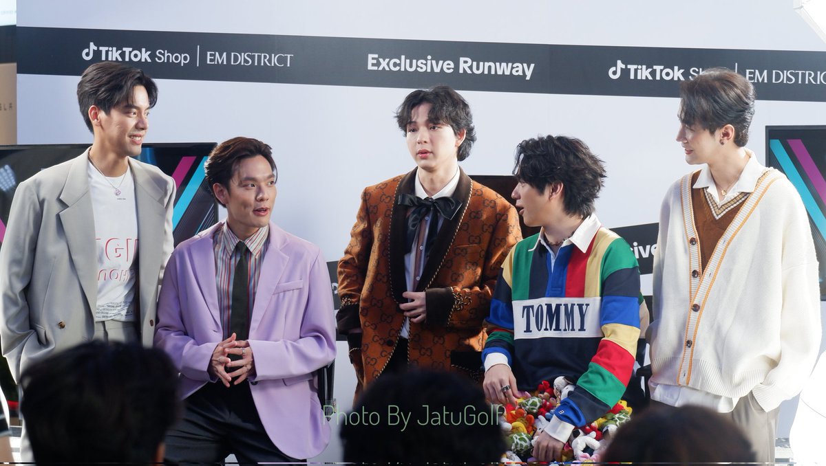JatuGolf's tweet photo. ดีใจที่ได้เห็นอยู่ด้วยกันอีก
#TiktokShopRunwayxSB5 
#SBFIVE https://t.co/EPd9zKDq1C
