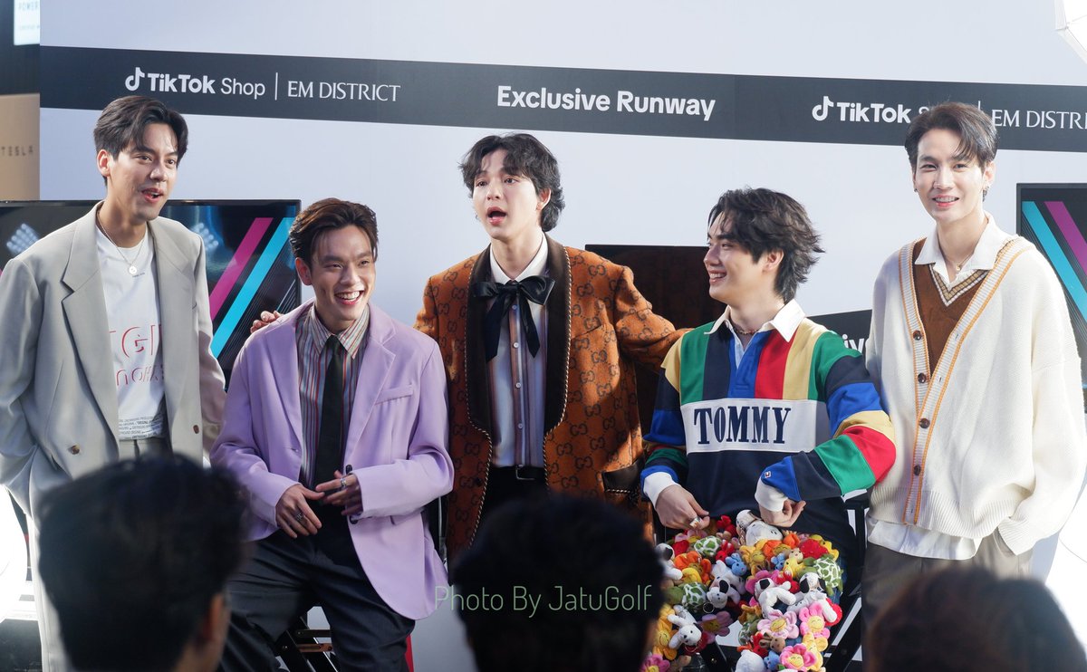 JatuGolf's tweet photo. ดีใจที่ได้เห็นอยู่ด้วยกันอีก
#TiktokShopRunwayxSB5 
#SBFIVE https://t.co/EPd9zKDq1C
