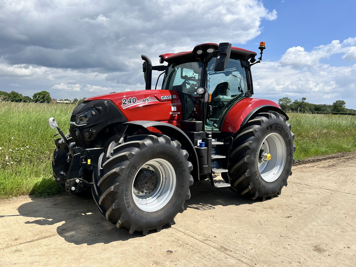 A busy couple of delivery days at EDP Framlingham! A fleet of 4 x machines off to East Suffolk and also a high-spec Ex-Hire Puma 240 delivered and put straight to work! 🚜💨