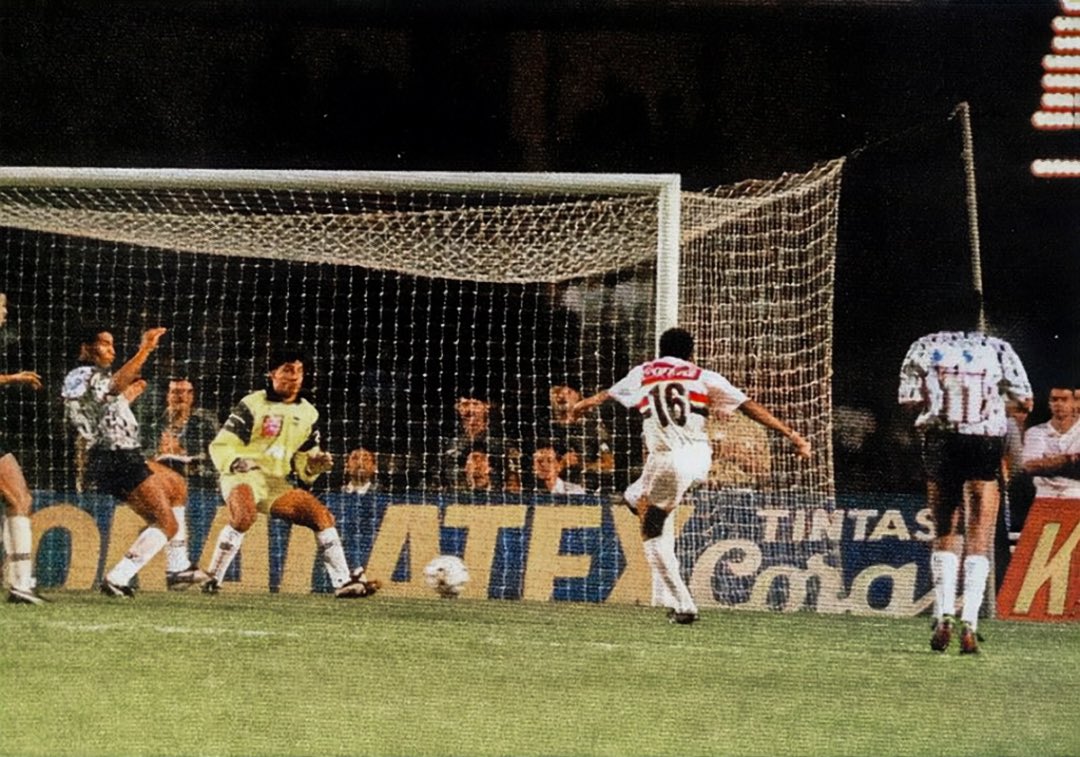 SaoPauloFC's tweet photo. ⚽️ Em 5 de junho de 1991, aos 4 minutos do 2º tempo, Mário Tilico fez o gol que garantiu o tricampeonato brasileiro ao Tricolor e deu início à era vitoriosa de Telê Santana no São Paulo.

#SPFCpédia
#VamosSãoPaulo 🇾🇪 https://t.co/kKwBJ1gT88
