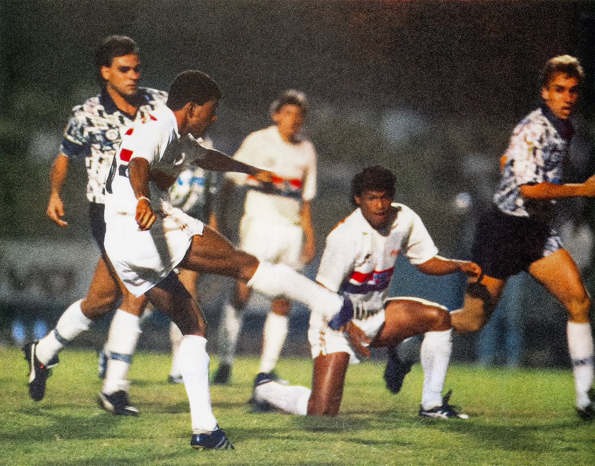 SaoPauloFC's tweet photo. ⚽️ Em 5 de junho de 1991, aos 4 minutos do 2º tempo, Mário Tilico fez o gol que garantiu o tricampeonato brasileiro ao Tricolor e deu início à era vitoriosa de Telê Santana no São Paulo.

#SPFCpédia
#VamosSãoPaulo 🇾🇪 https://t.co/kKwBJ1gT88
