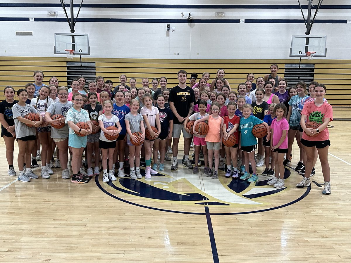 Iowa Hawkeye stand out ⁦<a href="/hardingbrock2/">brock harding</a>⁩ hanging with the Mercer County Eagles basketball program. Inspiring young people! A great role model and young man.  ⁦<a href="/IowaHoops/">Iowa Men’s Basketball</a>⁩ is in good hands!