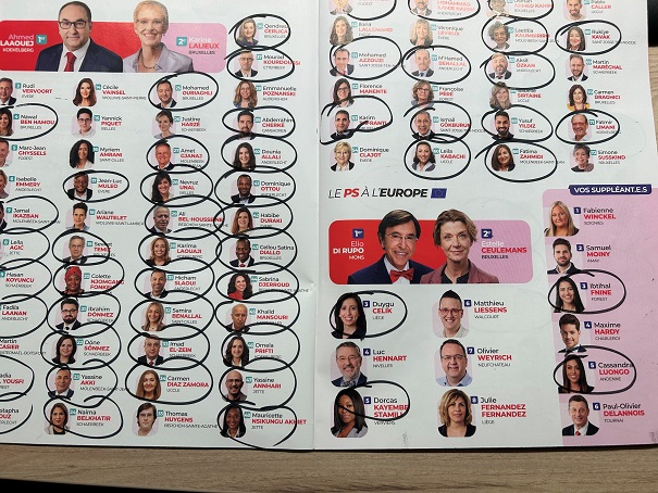 Hugues's tweet image. On accuse souvent les partis de gauche de communautarisme, mais est-ce justifié ? 
Tentative de réponse en consultant un prospectus électoral @psofficiel reçu en région Bruxelloise. 
#Chambre : 8 noms sur 14 à consonance hors EU
#ParlBru : 49 (!!) sur 70
#EU: 4 sur12 (effectifs)