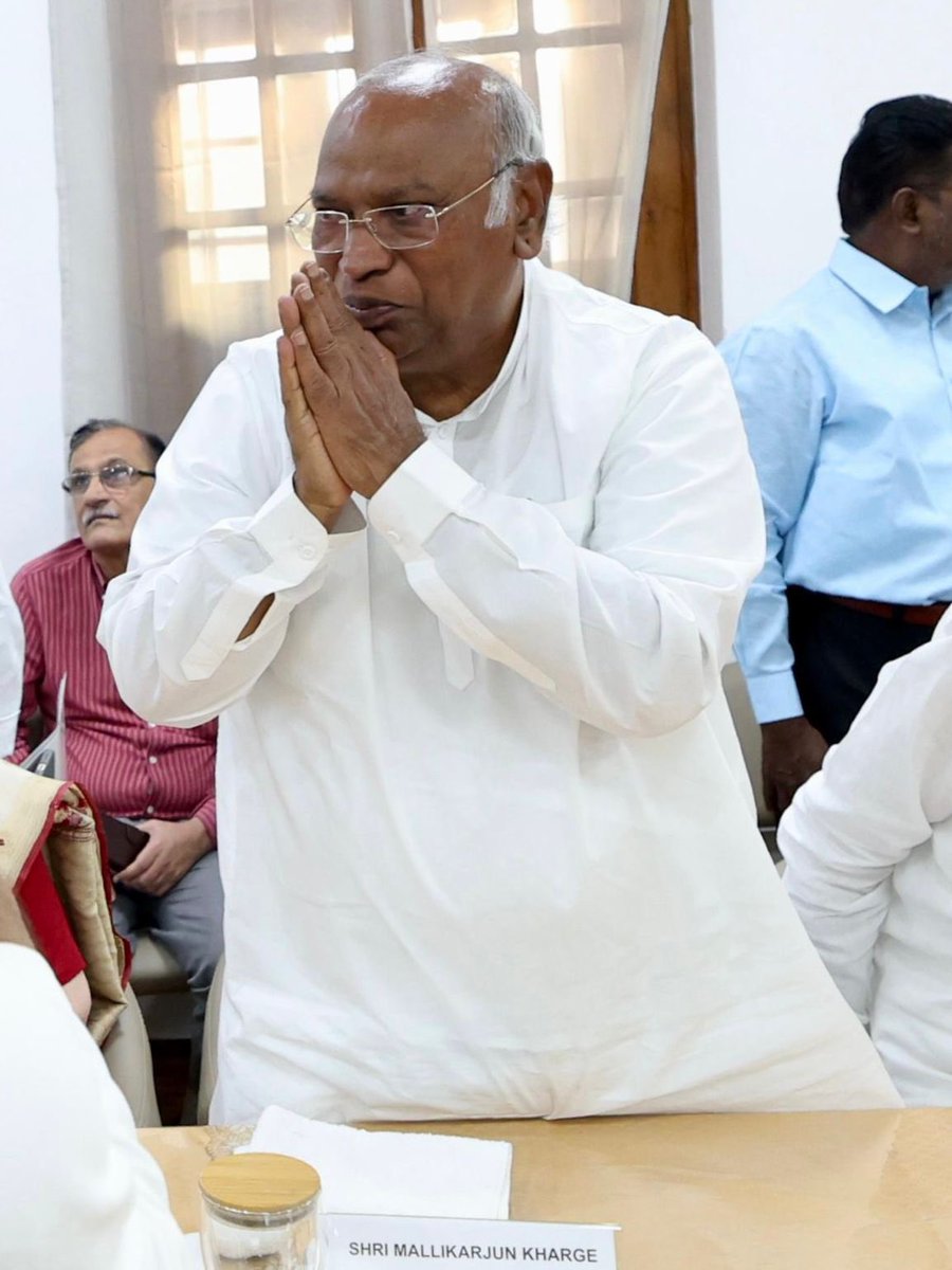 kharge's tweet photo. INDIA जनबंधन की बैठक में मेरा शुरुआती वक्तव्य — 

1. मैं INDIA गठबंधन के सभी साथियों का स्वागत करता हूँ। हम एक साथ लड़े, तालमेल से लड़े और पूरी ताक़त से लड़े। आप सबको बधाई!

2. 18वीं लोक सभा चुनाव का जनमत सीधे तौर से प्रधानमंत्री श्री नरेंद्र मोदी के ��़िलाफ़ है। चुनाव उनके नाम और चेहरे पर लड़ा गया था और जनता ने भाजपा को बहुमत ना देकर उनके नेतृत्व के प्रति साफ़ संदेश दिया है।

3. व्यक्तिगत रूप से मोदीजी के लिये यह ना सिर्फ़ राजनैतिक शिकस्त है, बल्कि नैतिक हार भी है।
परन्तु हम सब उनकी आदतों से वाक़िफ़ हैं। वो इस जनमत को नकारने की हर संभव कोशिश करेंगे।

4. हम यहाँ से यह भी संदेश देते हैं कि INDIA गठबंधन उन सभी राजनीतिक दलों का स्वागत करता है जो भारत के संविधान के प्रस्तावना में अटूट विश्वास रखते है और इसके आर्थिक, सामाजिक और राजनीतिक न्याय के उद्देश्यों से प्रतिबद्ध है।