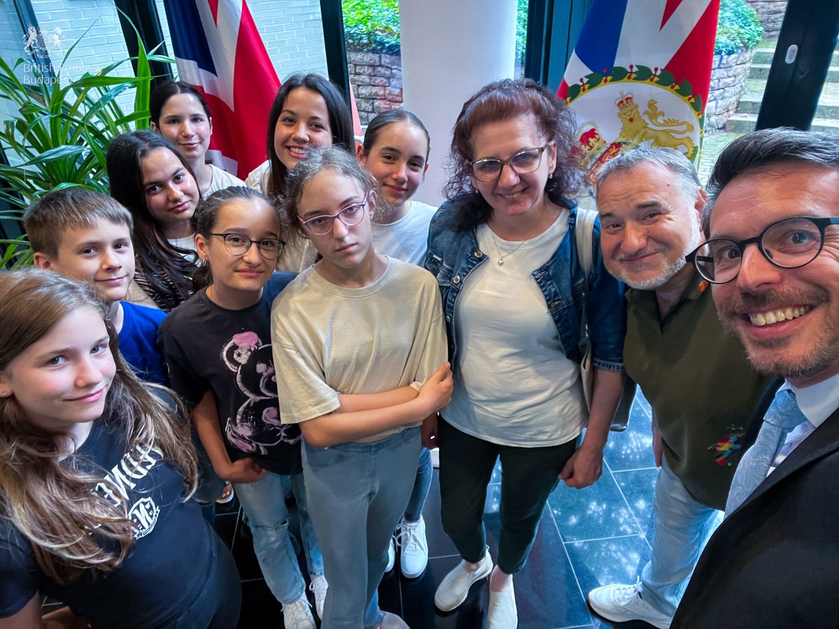 ukinhungary's tweet photo. Students from Lutheran High School of Deák Square & Fülöpjakab Primary School visited us to learn about the Embassy’s work first-hand. They met with 2nd Secretary Leslie Hayler & had the opportunity to learn about His Majesty’s #DiplomaticService & life within an embassy. 🇬🇧🇭🇺🧑🎓 https://t.co/og0YUZRiiH