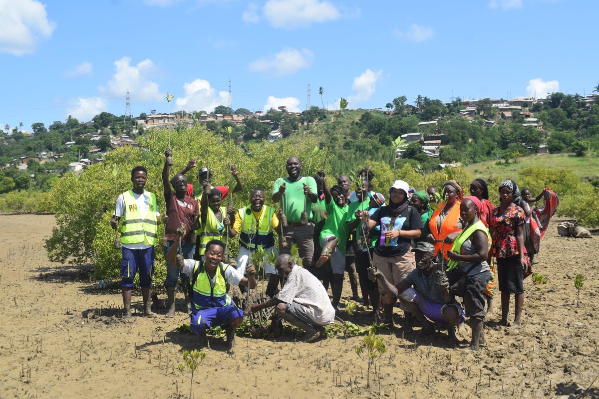 PwaniYouth's tweet photo. World Environment Day went down in style today.

Big thanks to all the Partners, Community and schools that participated in this big event in Bangladesh Beach-Tudor Creek.

#Youthnaplanke #Changemaker4life #WorldEnvirnmentday https://t.co/Qk48U6GTnF